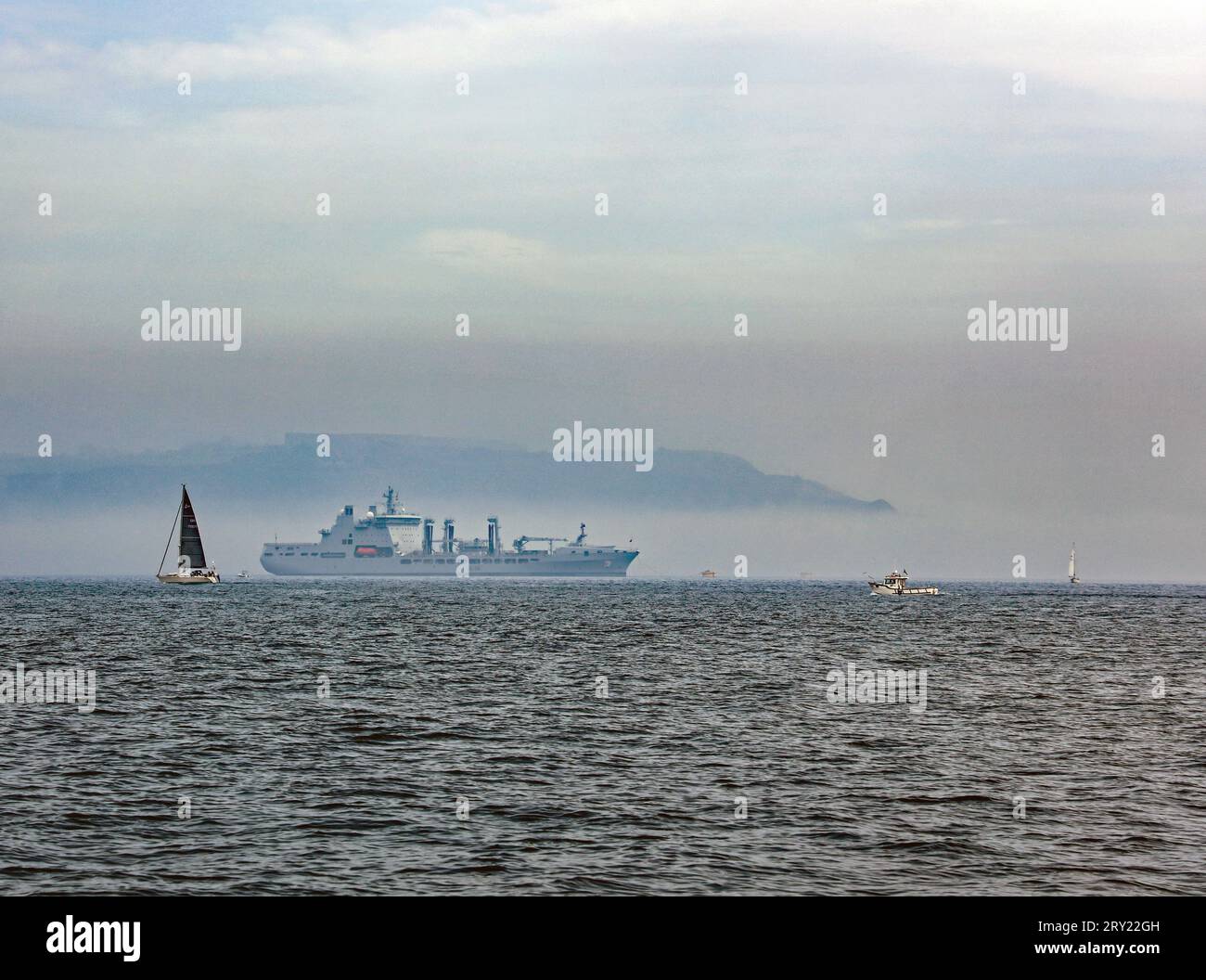 Le RFA Tidespring s'est amarré dans une brume automnale à Plymouth Sound avec les hauts-de-Staddon brumeux formant une toile de fond Banque D'Images