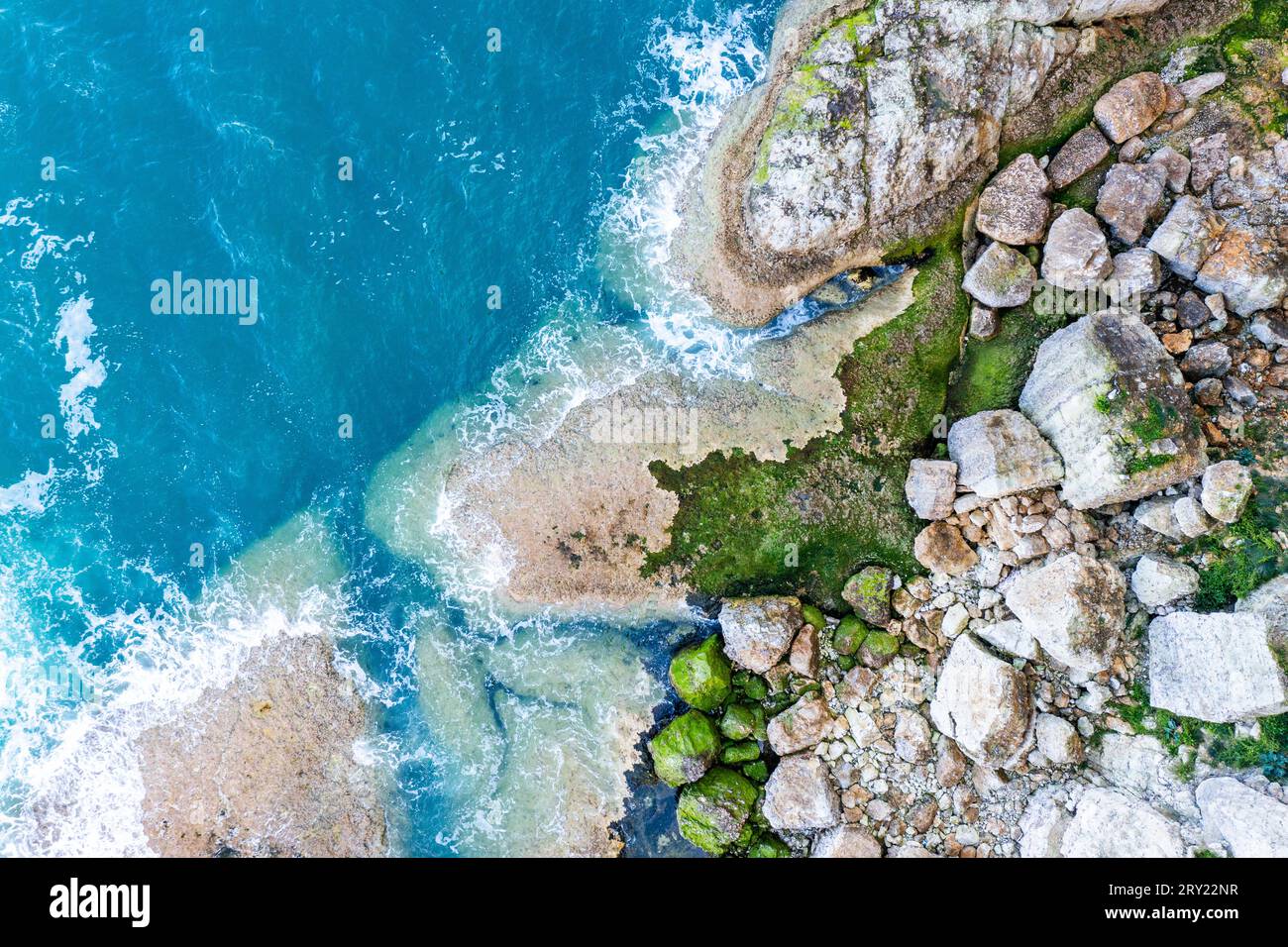 Drone vue sur l'océan, rochers, beau paysage marin depuis le drone. Banque D'Images