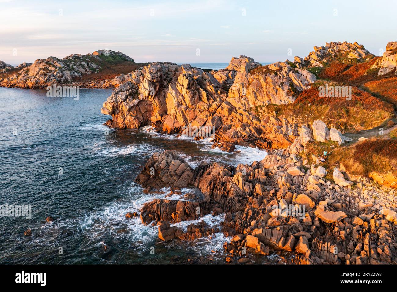 Vue drone de Primel Tregastel, côte océanique en France, Bretagne au coucher du soleil. Banque D'Images