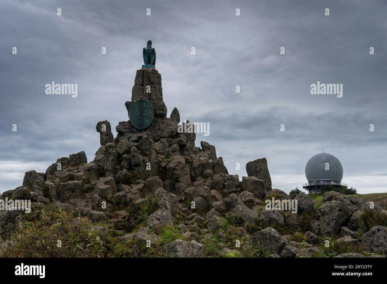 DAS Fliegerdenkmal auf der Wasserkuppe BEI Gersfeld Landkreis Fulda im Biosphärenreservat Rhön in der Rhön en Hesse. Mit 950 Meter Höhe ist die Wasserkuppe der höchste Berg der Rhön. Im hintergrund rechts die ehemalige Radarkugel. *** Le monument de l'aviation sur la Wasserkuppe près de Gersfeld County of Fulda dans la Réserve de biosphère de Rhön dans les montagnes de Rhön en Hesse avec une altitude de 950 mètres, la Wasserkuppe est la plus haute montagne des montagnes de Rhön en arrière-plan à droite, l'ancienne sphère radar Banque D'Images