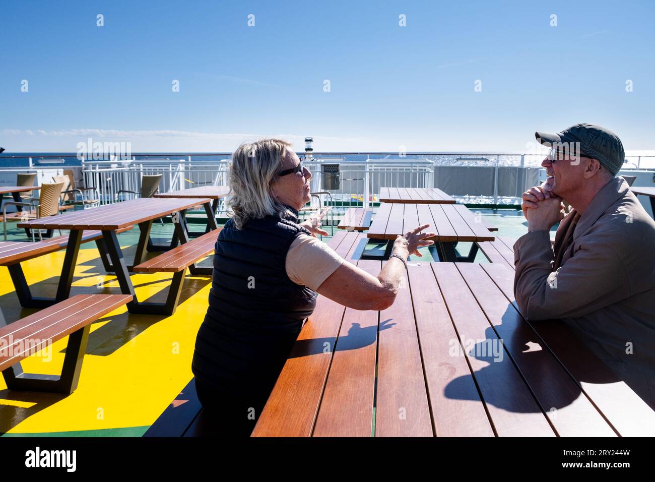 Un couple en conversation sur le pont à bord d'un ferry Viking Line Baltic Ferry naviguant de Stockholm en Suède à Åland en Finlande. Photo : Rob Watkins Banque D'Images