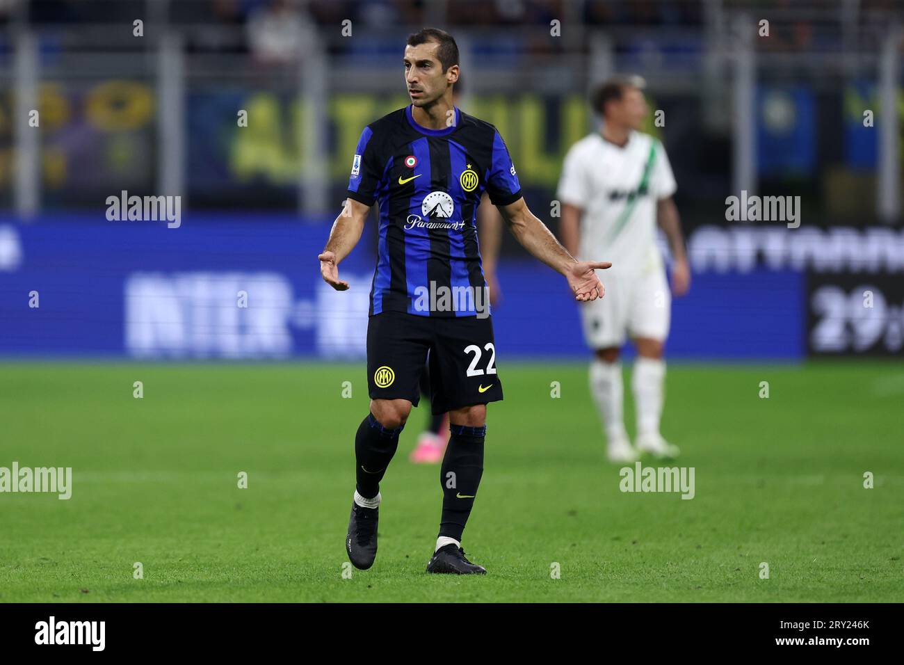 Henrikh Mkhitaryan de FC Internazionale gestes pendant le match de Serie A entre FC Internazionale et nous Sassuolo au Stadio Giuseppe Meazza le 27 2023 septembre à Milan Italie . Banque D'Images