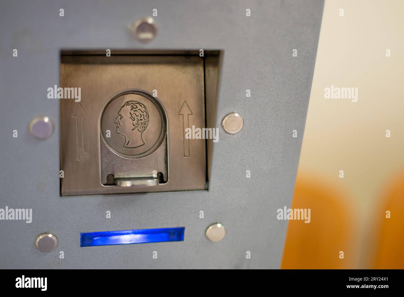 Distributeur de billets numériques avec fente de pièce de face à insérer montrant des concepts d'argent Banque D'Images