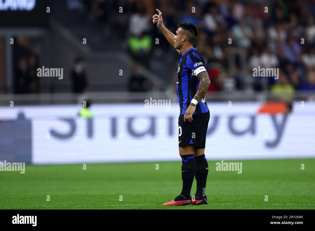 Lautaro Martinez de FC Internazionale gestes lors de la Serie A match de football entre FC Internazionale et nous Sassuolo au Stadio Giuseppe Meazza le 27 2023 septembre à Milan Italie . Banque D'Images