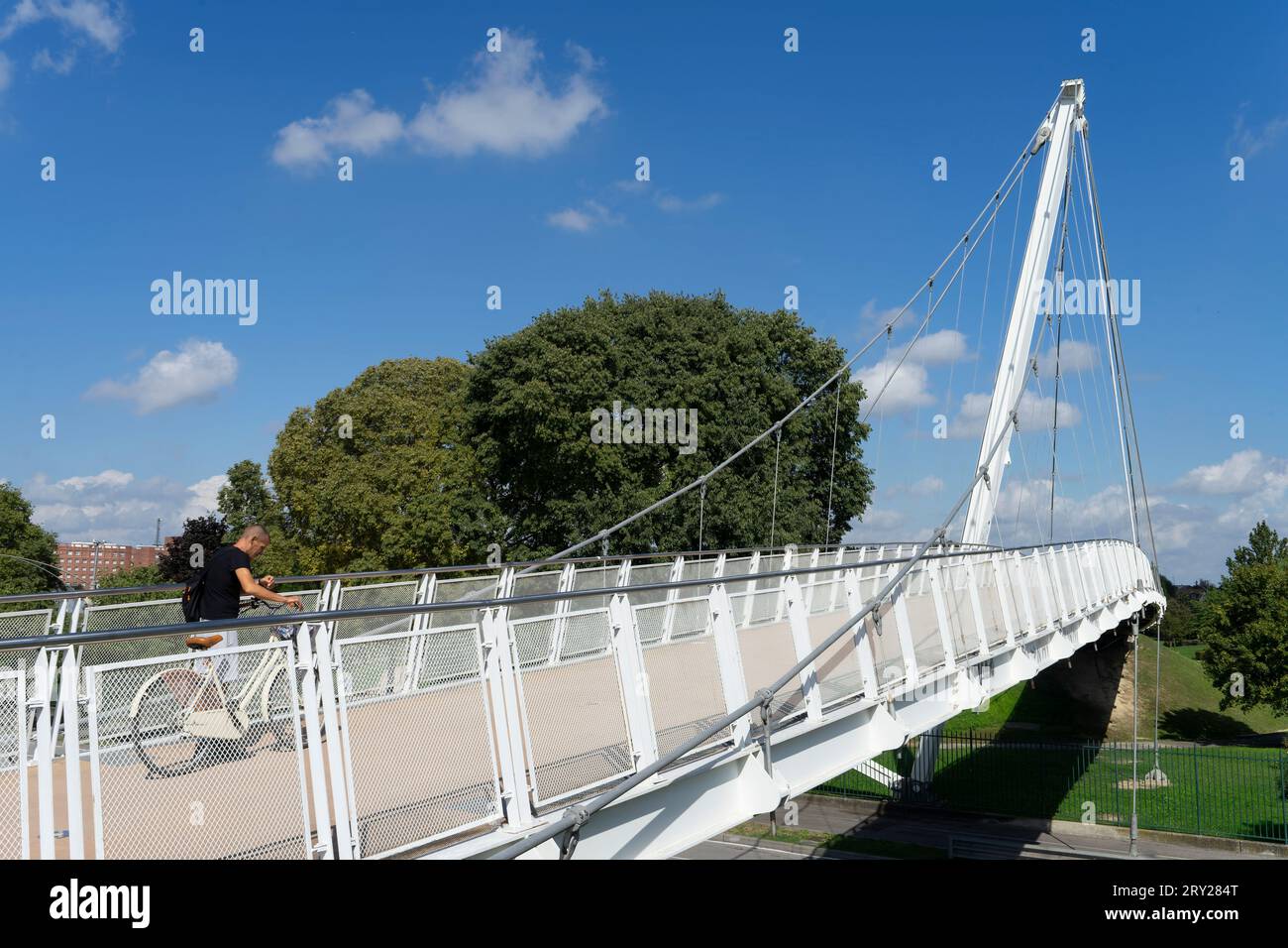 Homme à vélo traverse un pont suspendu sur une rue animée du centre-ville de Padoue. Le pont relie la rive à un parc public, un endroit idéal Banque D'Images