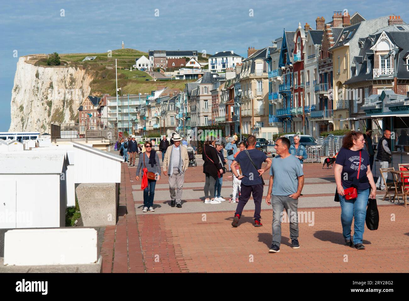 Personnes marchant le long du front de mer à Mers-les-bains, Picardie, France Banque D'Images