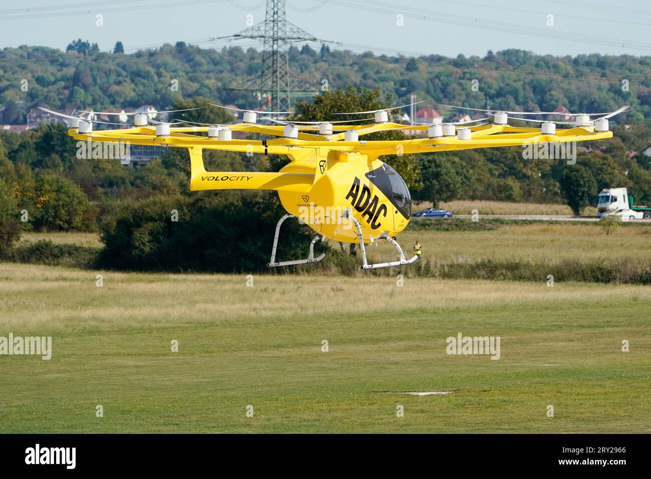 28 septembre 2023, Bade-Württemberg, Bruchsal : un Volocopter du type 'VoloCity' aux couleurs de l'ADAC-Luftrettung décolle de l'aérodrome. Photo : Uwe Anspach/dpa Banque D'Images