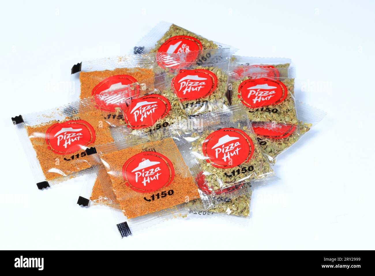 Pile de sachets d'assaisonnement ou sachet de Pizza Hut, une chaîne de restaurants américaine. Poivre et origan pour ajouter à Pizza au restaurant Pizza Hut. Banque D'Images