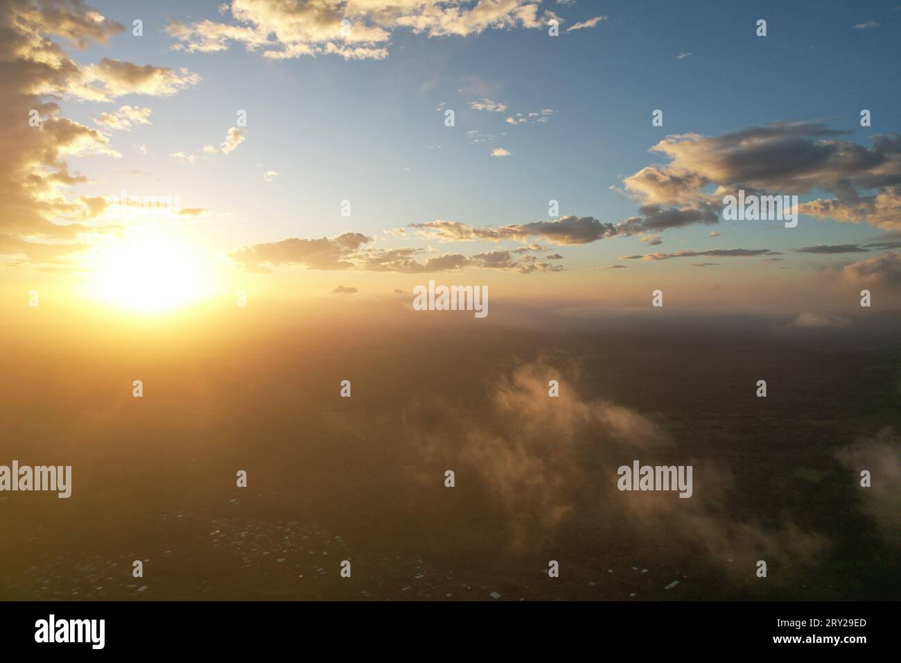 Coucher de soleil sur paysage vue aérienne drone. Fond de crépuscule coloré Banque D'Images