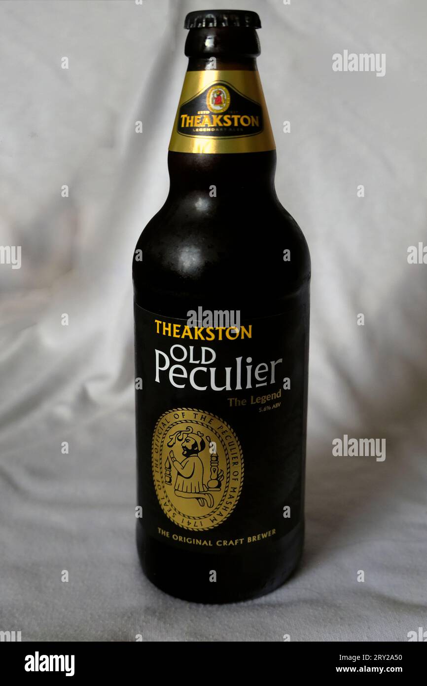 Bouteille de bière Old Peculier de Theakston. Studio. Septembre 2023 Banque D'Images