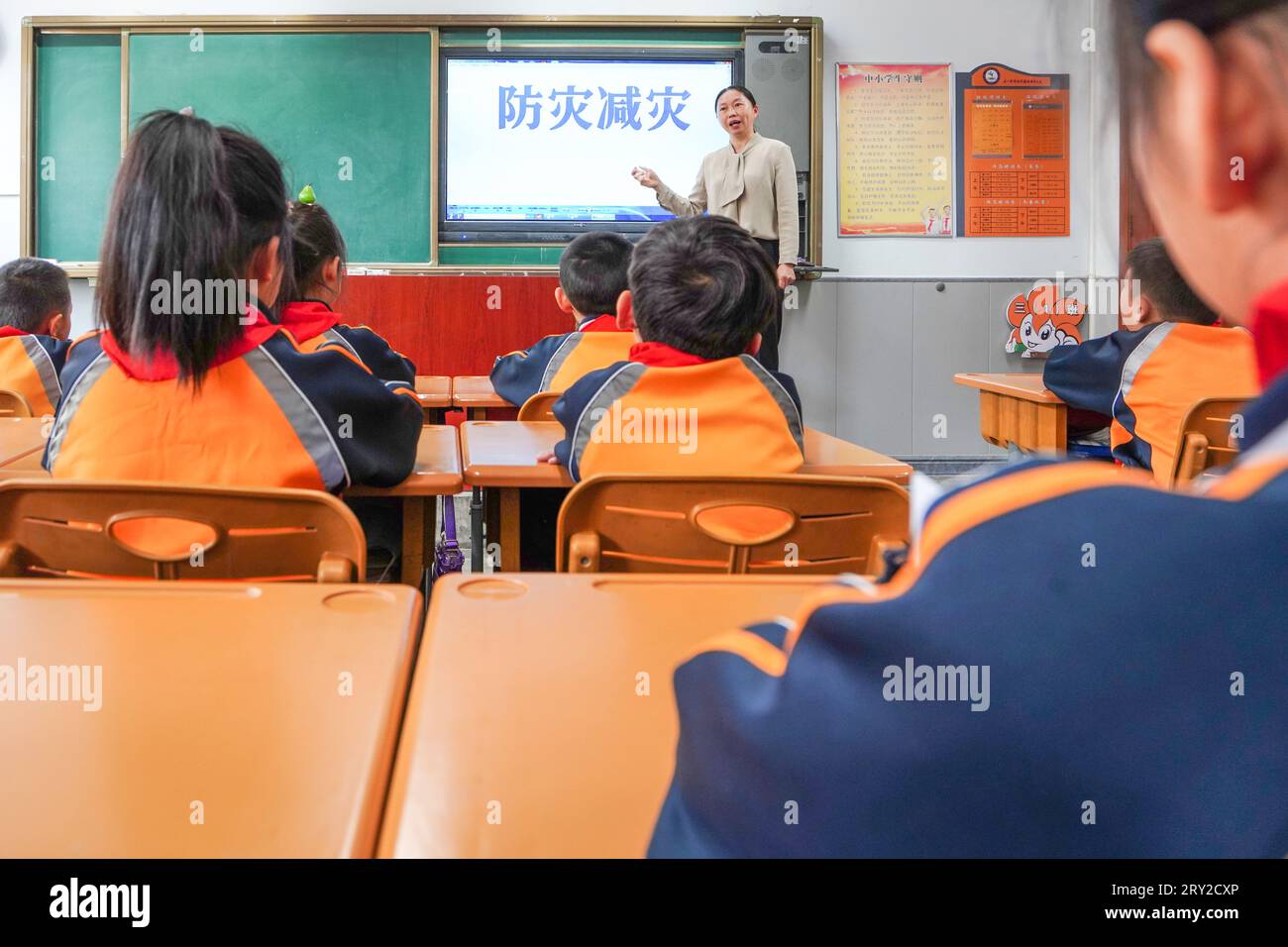 Comté de Luannan, Chine - 9 mai 2023 : l'enseignant explique les connaissances en matière de prévention et de réduction des catastrophes aux élèves en classe. Banque D'Images