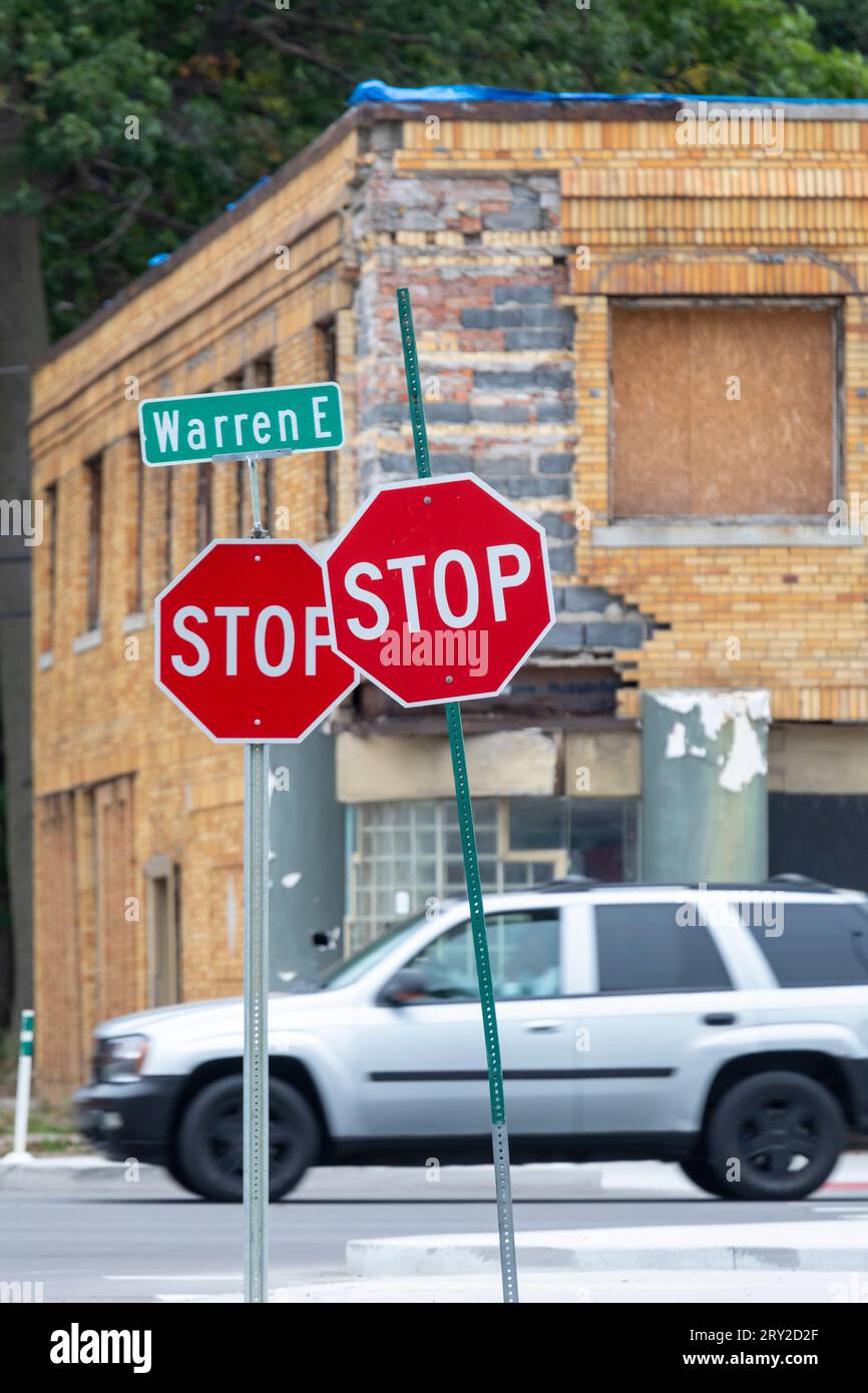Detroit, Michigan - deux panneaux d'arrêt à un coin de rue. Banque D'Images