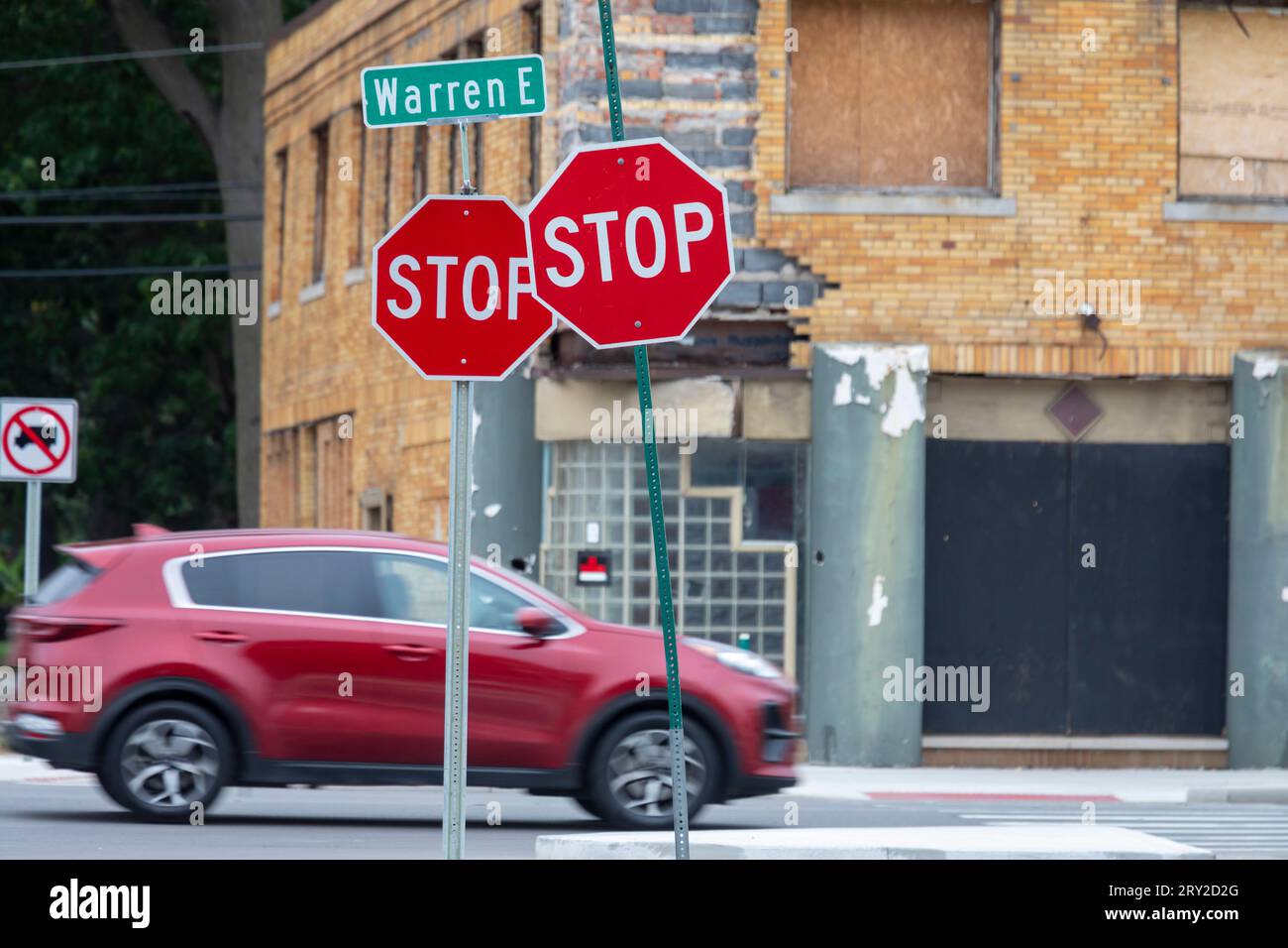 Detroit, Michigan - deux panneaux d'arrêt à un coin de rue. Banque D'Images