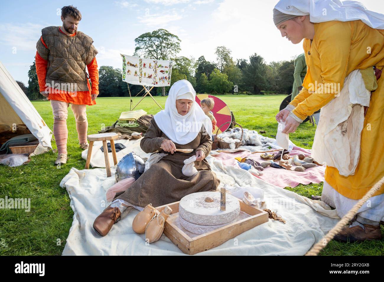 Viking Woman broie de l'eau en farine tout en célébrant les 1100 ans de l'ancienne «cyty» de Thelwall Banque D'Images