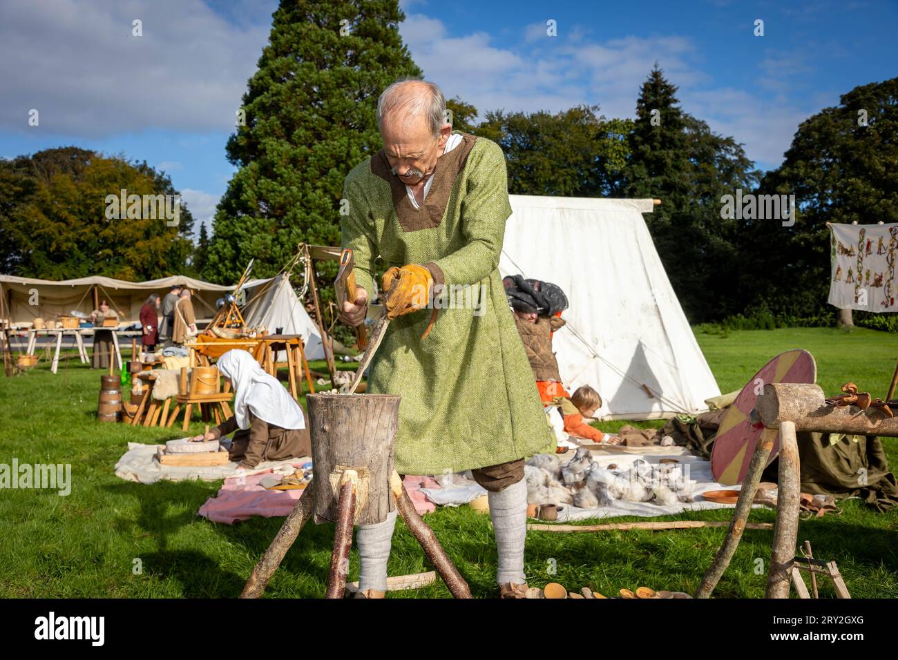 Bûcheron viking utilisant une hache célébrant les 1100 ans de l’ancienne « cyty » de Thelwall Banque D'Images