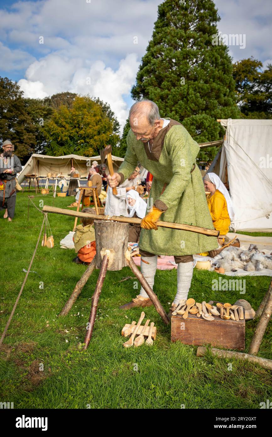 Bûcheron viking utilisant une hache célébrant les 1100 ans de l’ancienne « cyty » de Thelwall Banque D'Images