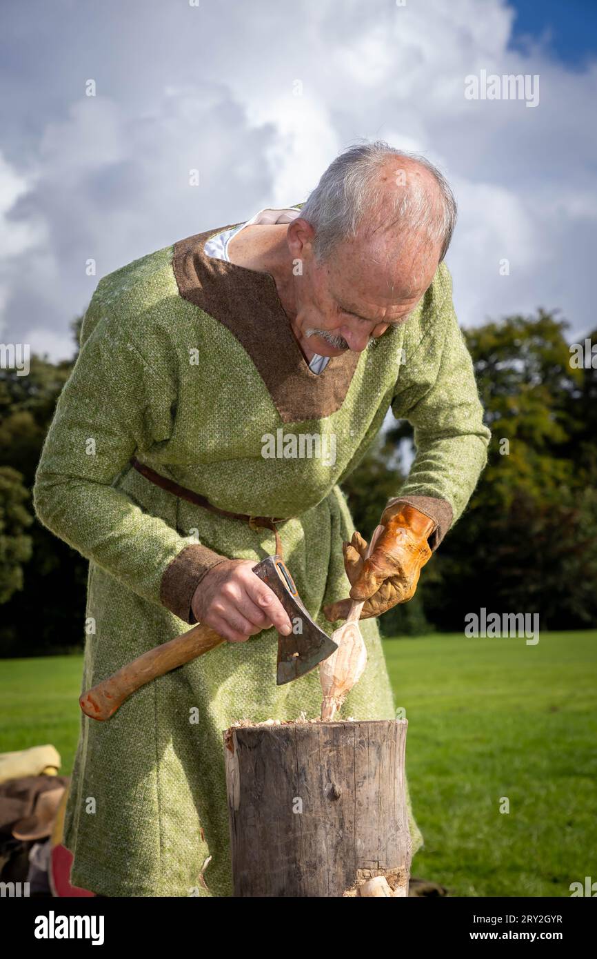 Viking Craftsman fabrique des cuillères en bois avec une hache tout en célébrant les 1100 ans de l’ancienne « cyty » de Thelwall Banque D'Images