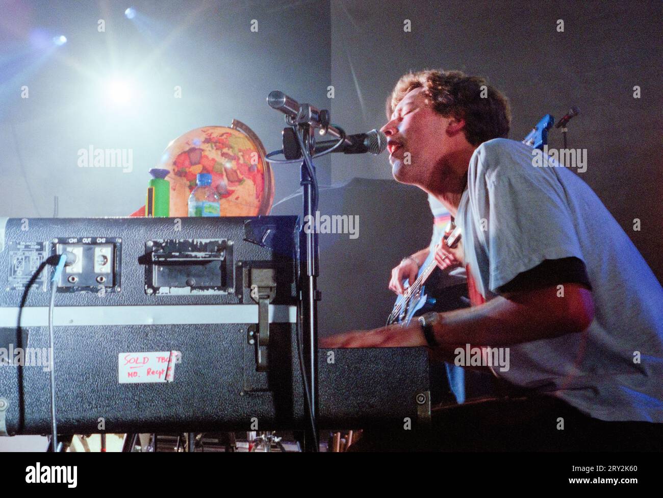 COLDPLAY, CHRIS MARTIN, JANVIER 2000 : un très jeune Chris Martin du groupe de rock Coldplay jouant en ouverture du NME Tour à Cardiff University Great Hall à Cardiff, pays de Galles, Royaume-Uni le 25 janvier 2000. Photographie : Rob Watkins Banque D'Images