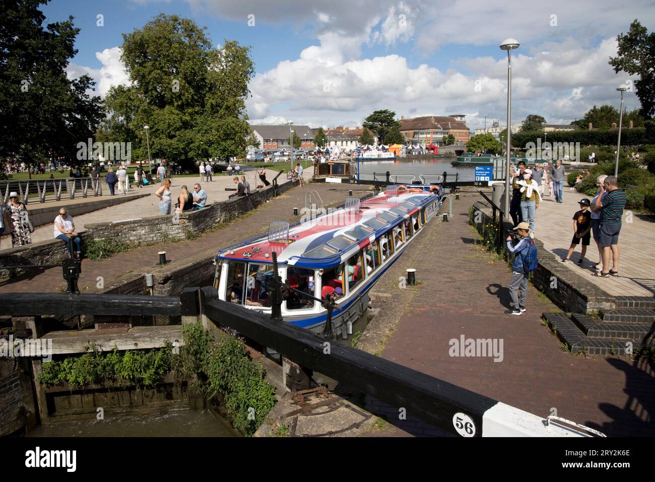 Jennifer May est une nouvelle barge de canal à large faisceau touristique à Stratford upon Avon construite en 2013 selon les derniers règlements de l'Agence des gardes-côtes maritimes, en train de prendre Banque D'Images