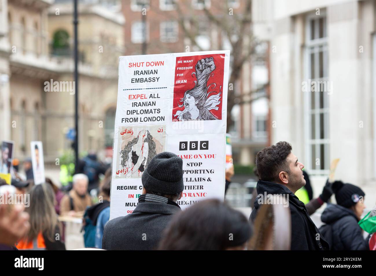 Les participants se rassemblent lors d'une manifestation contre le régime islamique actuel en Iran devant la BBC Broadcasting House à Londres. Banque D'Images