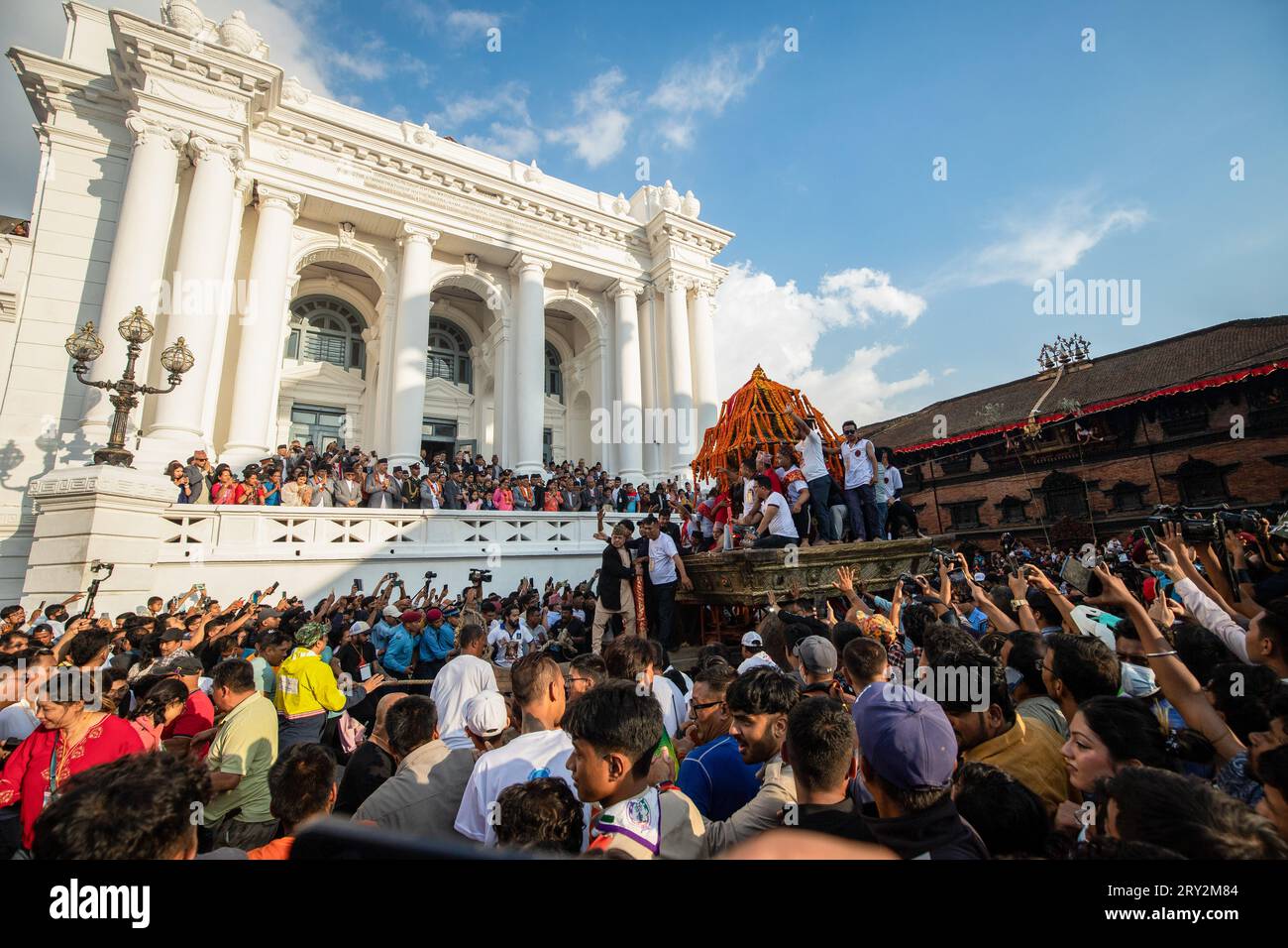 Les dévots tirent un char portant le Bhairav, un enfant vénéré au Népal comme un dieu vivant, le jour principal du festival « Indra Jatra » à Basantapur Durbar Square. Le festival annuel, nommé d'après Indra, le dieu de la pluie et du ciel, est célébré en adorant, en se réjouissant, en chantant, en dansant et en festoyant dans la vallée de Katmandou pour marquer la fin de la saison de la mousson. Indra, la déesse vivante Kumari, et d'autres divinités sont vénérées pendant le festival. (Photo Prabin Ranabhat / SOPA Images/Sipa USA) Banque D'Images