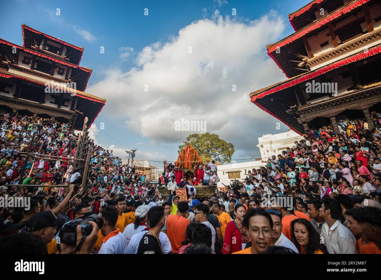 Les dévots tirent un char portant le Bhairav, un enfant vénéré au Népal comme un dieu vivant, le jour principal du festival « Indra Jatra » à Basantapur Durbar Square. Le festival annuel, nommé d'après Indra, le dieu de la pluie et du ciel, est célébré en adorant, en se réjouissant, en chantant, en dansant et en festoyant dans la vallée de Katmandou pour marquer la fin de la saison de la mousson. Indra, la déesse vivante Kumari, et d'autres divinités sont vénérées pendant le festival. (Photo Prabin Ranabhat / SOPA Images/Sipa USA) Banque D'Images