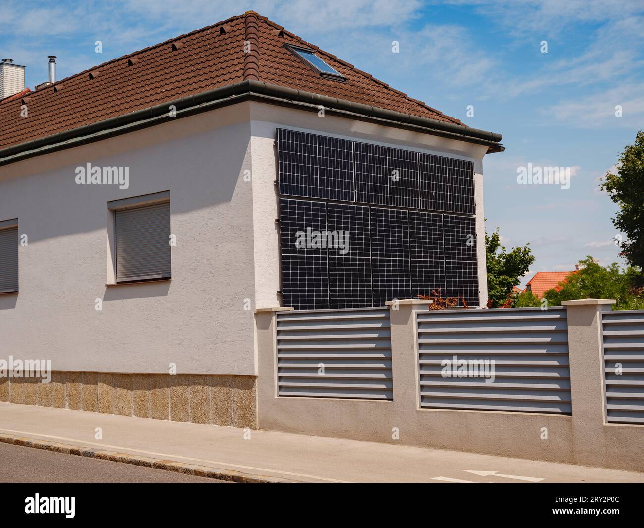 Panneaux solaires photovoltaïques sur le mur de la maison. Maison de campagne moderne avec système énergétique autonome. Banlieue de Vienne, Autriche. Idée exploiter une énergie propre et durable, économiser de l'argent sur l'électricité Banque D'Images