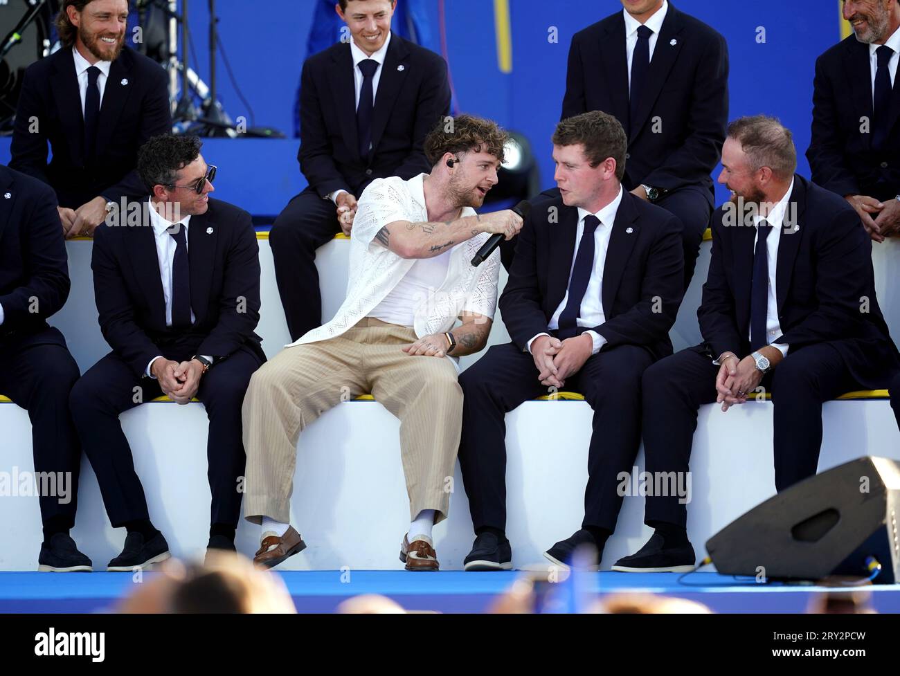 Tom Grennan avec Rory McIlroy (à gauche) et Robert MacIntyre de Team Europe lors de la cérémonie d'ouverture de la Ryder Cup au Marco Simone Golf and Country Club, Rome, Italie. Date de la photo : jeudi 28 septembre 2023. Banque D'Images