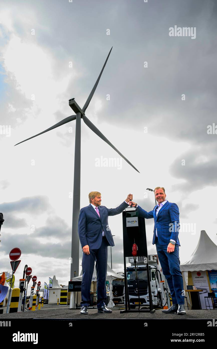 Geldermalsen, Niederlande. 28 septembre 2023. Geldermalsen, le 28 septembre 2023, Roi Willem-Alexander des pays-Bas au Voedselbos Lingehout à Geldermalsen, le 28 septembre 2023, pour une visite de travail à Citizen Wind Cooperative West-Betuwe, il parle avec les initiateurs de leurs objectifs et investissements durables et reçoit une visite, puis il ouvre WattHub, la première place de recharge pour les engins de construction lourds et les camions électriques crédit : Albert Nieboer/Netherlands OUT/point de vue OUT/dpa/Alamy Live News Banque D'Images