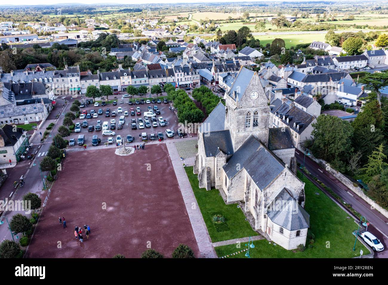 Die Kirche von Sainte-mère-Église ist vor allem deshalb bekannt, weil sie im Zusammenhang mit der Landung in der Normandie am D-Day im Zweiten Weltkri Banque D'Images