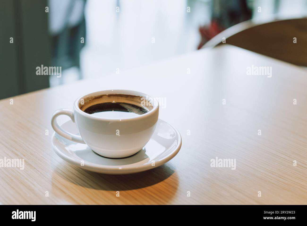 Tasse de café noir sur une table dans un café. Placer pour le texte. Banque D'Images