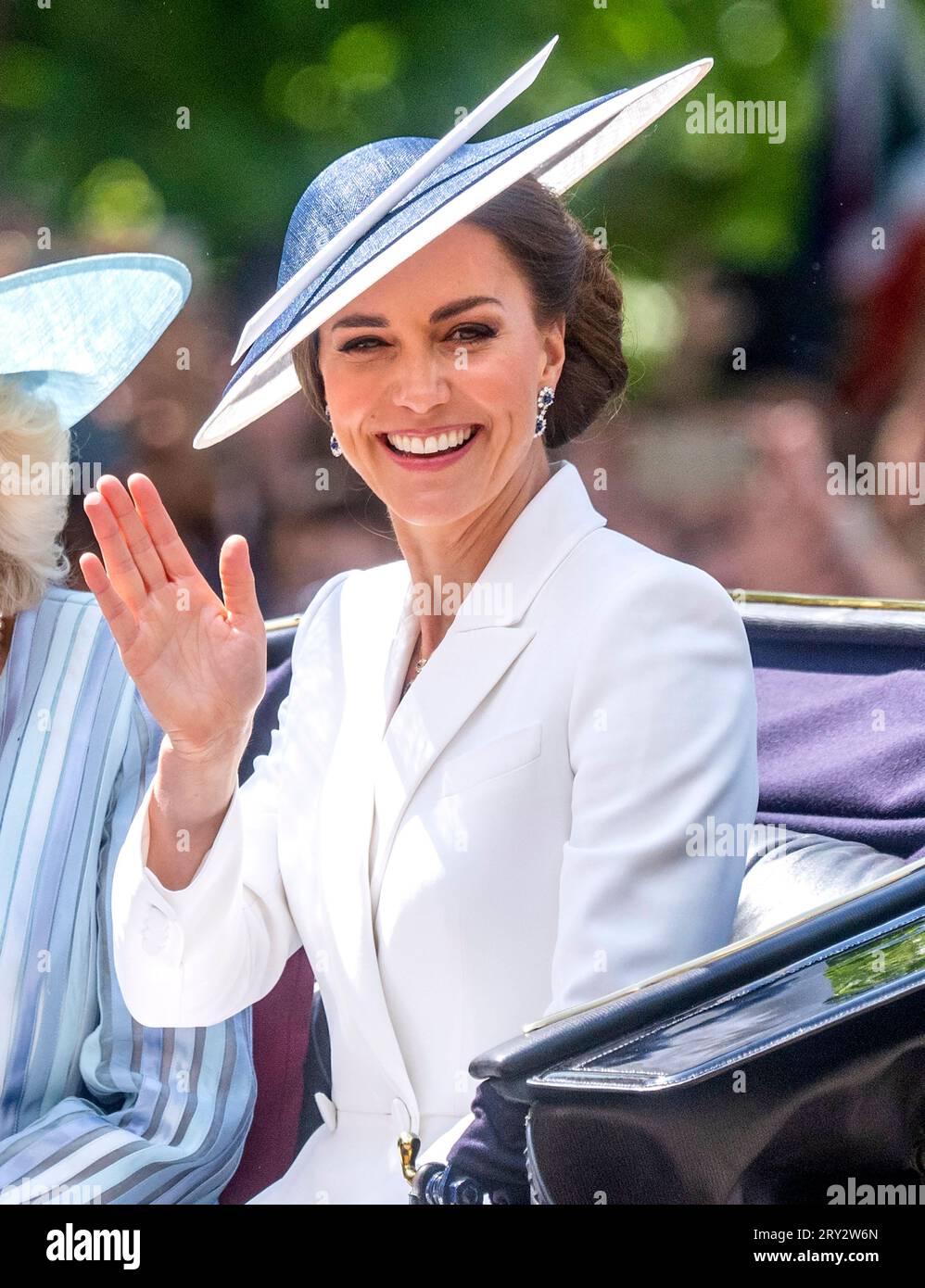 Londres, Angleterre. ROYAUME-UNI. 02 juin 2022. Catherine, duchesse de Cambridge, remonte le Mall dans une voiture ouverte pendant Trooping the Colour. Crédit : Anwar Banque D'Images