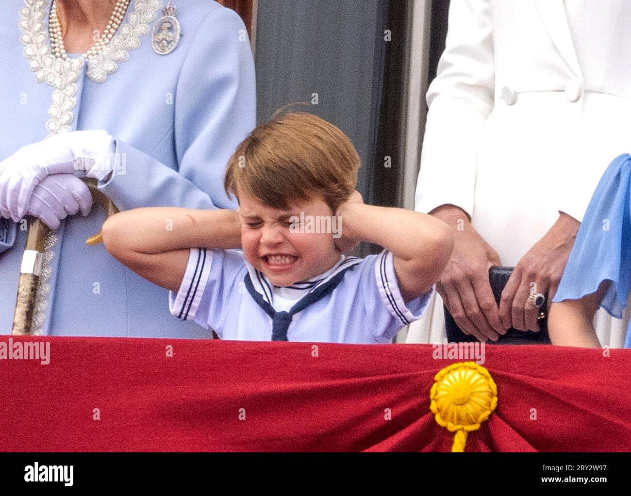 Londres, Angleterre. ROYAUME-UNI. 02 juin 2022. Le prince Louis de Cambridge se dresse sur le balcon du palais de Buckingham pendant Trooping the Colour. Crédit : Anwar H. Banque D'Images