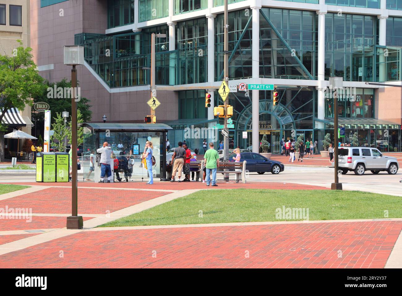 BALTIMORE, États-Unis - 12 JUIN 2013 : les gens visitent le centre-ville de Baltimore MD. Baltimore est la plus grande ville de l'État du Maryland. Banque D'Images