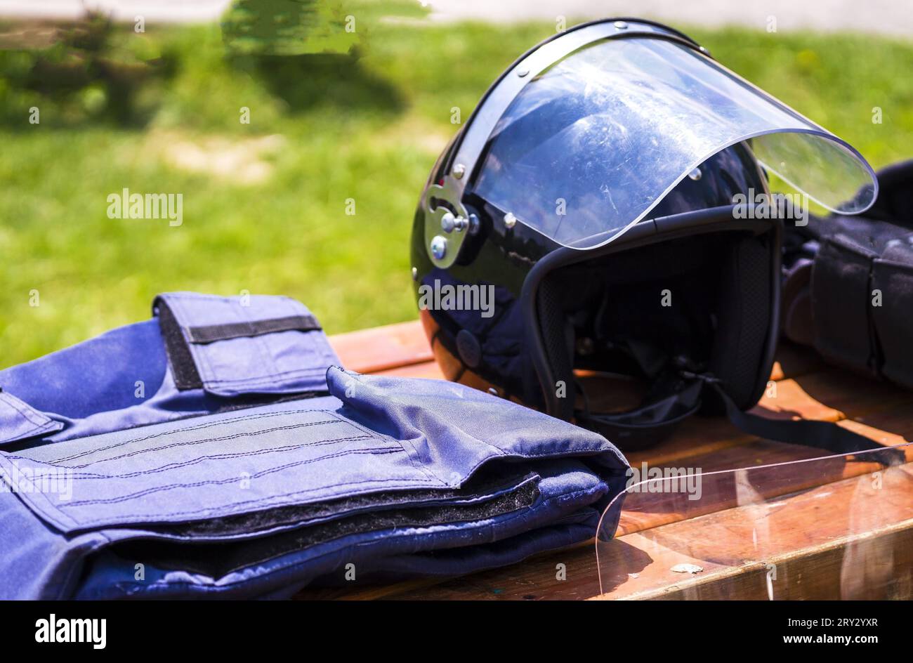 Vêtements de protection policier. Police Un casque, armure - un gilet pare-balles. Pièce de tête en acier pour police. costume avec plaques en céramique et kevlar. Casques bleus. Banque D'Images