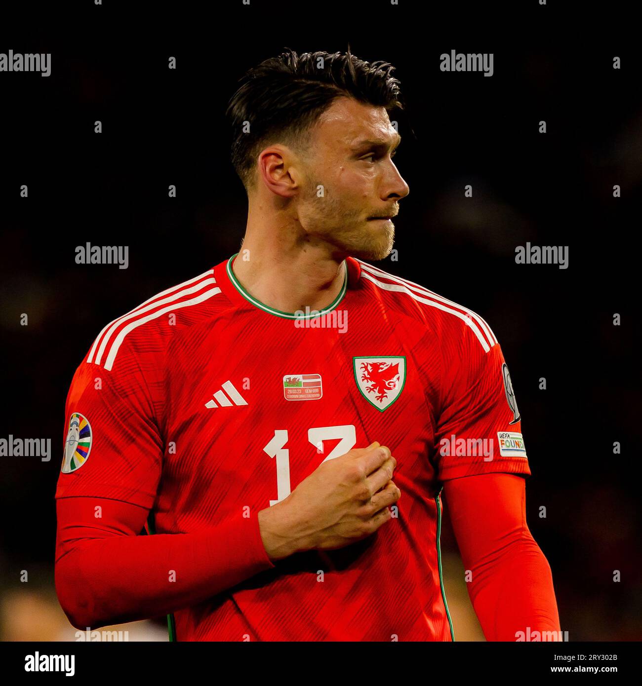 Cardiff, pays de Galles - 28 mars 2023 : Kieffer Moore du pays de Galles lors du match de qualification du Championnat d'Europe du Groupe D UEFA pays de Galles vs Lettonie à Cardiff City Banque D'Images