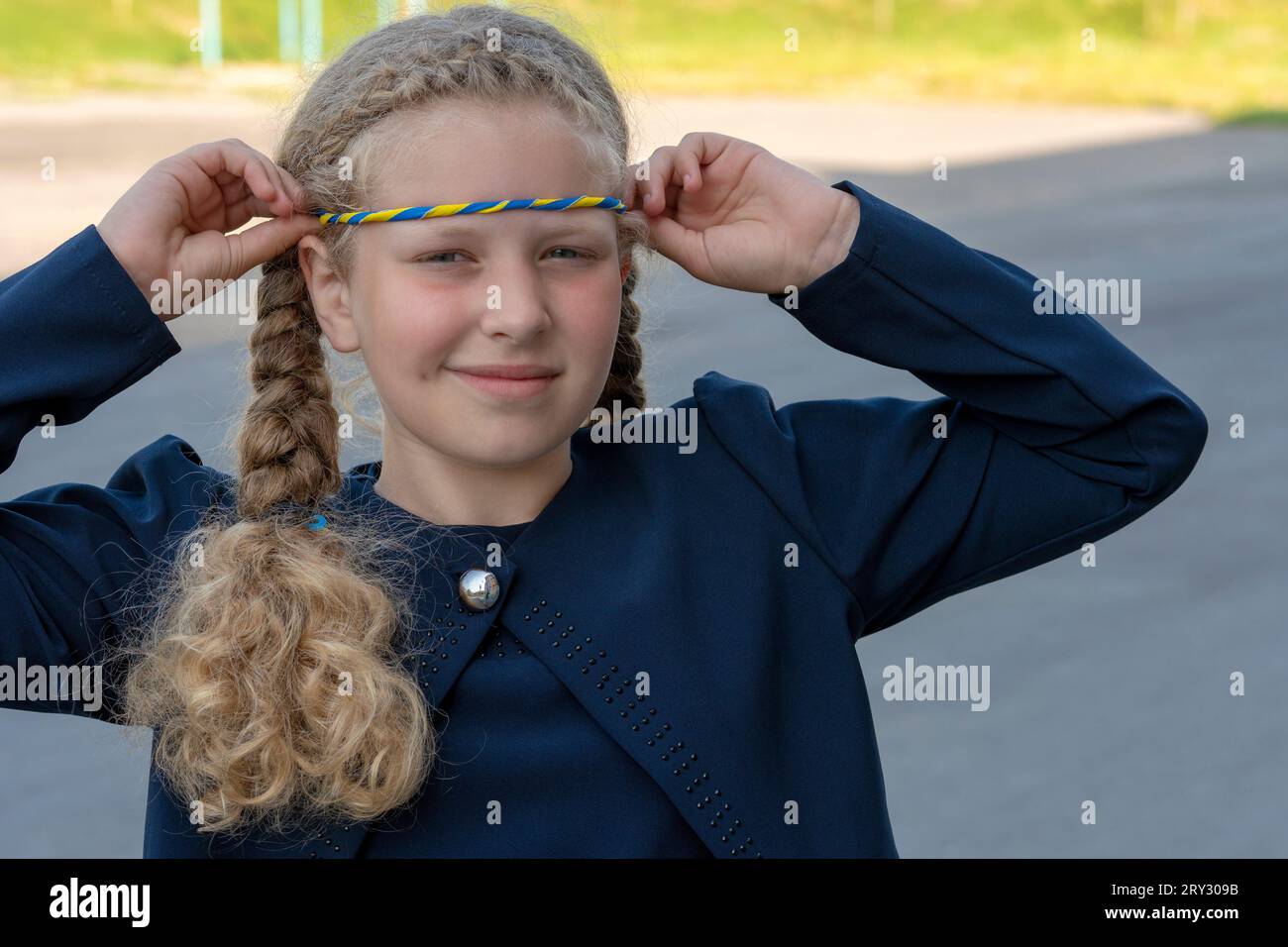 Une écolière tient la main sur le cœur !patriot, fille fière, le concept de la fierté.Le concept de fierté que tout, le patriotisme .Couleurs nationales de l'Ukraine, Banque D'Images