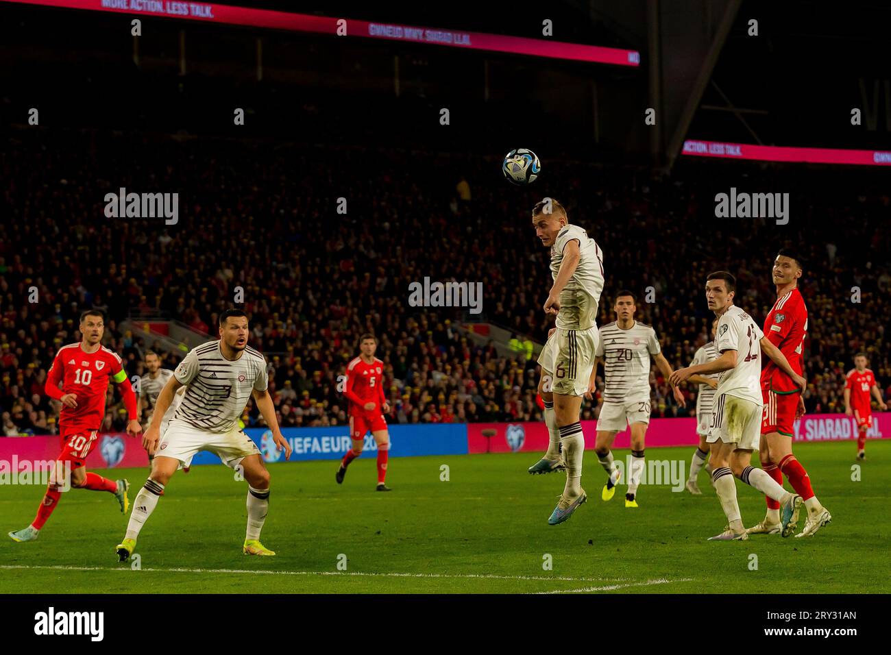 Cardiff, pays de Galles - 28 mars 2023 : le Letton Kristers Tobers grimpe haut et garde la balle au clair lors du Championnat d'Europe du Groupe D UEFA Qualifyin Banque D'Images