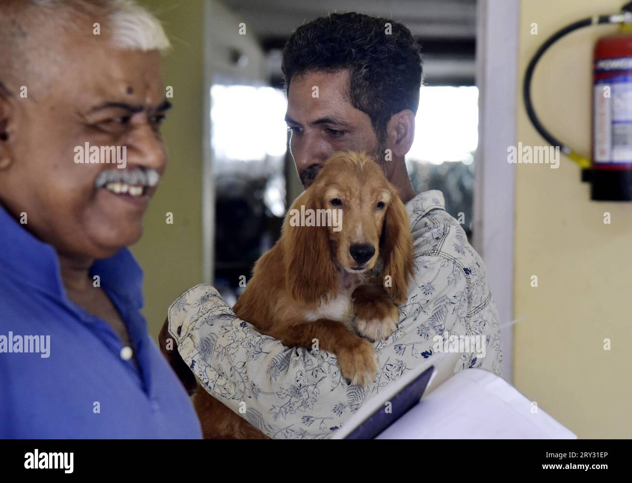 Guwahati, Guwahati, Inde. 28 septembre 2023. Le propriétaire a apporté son chien de compagnie pour injecter gratuitement le vaccin anti-rage lors de la campagne de vaccination anti-rage gratuite dans le cadre de la Journée mondiale de la rage dans un hôpital vétérinaire à Guwahati Assam Inde le jeudi 28 septembre 2023. (Image de crédit : © Dasarath Deka/ZUMA Press Wire) USAGE ÉDITORIAL SEULEMENT! Non destiné à UN USAGE commercial ! Banque D'Images