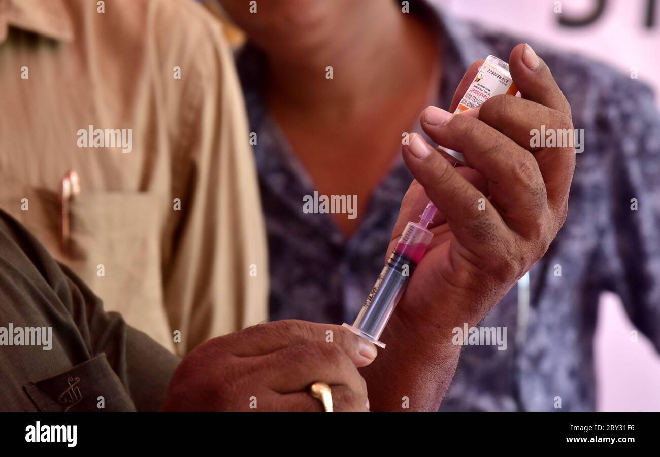 Guwahati, Guwahati, Inde. 28 septembre 2023. Un médecin se prépare à injecter gratuitement le vaccin anti-rage à un chien de compagnie lors de la campagne de vaccination anti-rage gratuite dans le cadre de la Journée mondiale de la rage dans un hôpital vétérinaire à Guwahati Assam Inde le jeudi 28 septembre 2023. (Image de crédit : © Dasarath Deka/ZUMA Press Wire) USAGE ÉDITORIAL SEULEMENT! Non destiné à UN USAGE commercial ! Banque D'Images