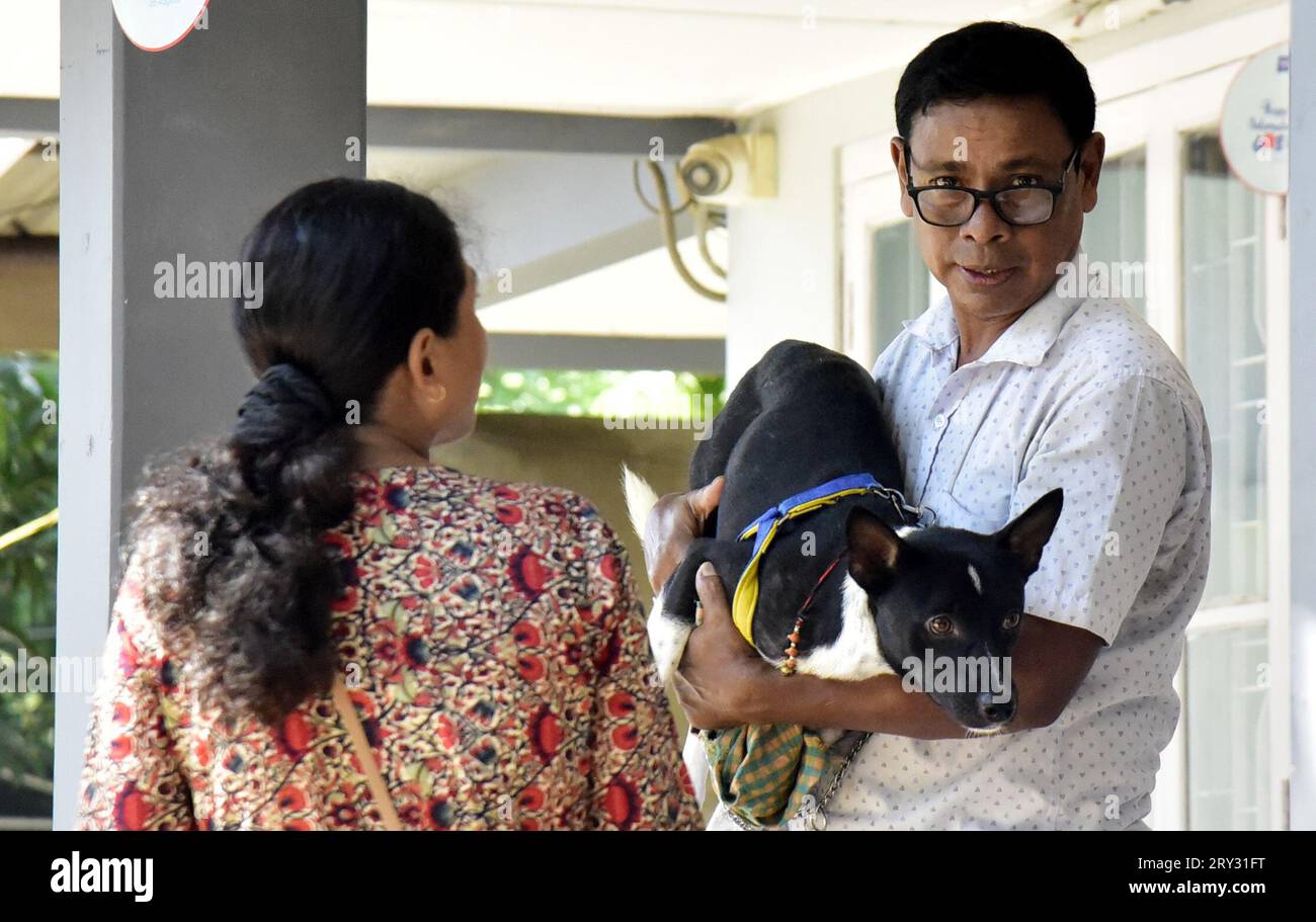 Guwahati, Guwahati, Inde. 28 septembre 2023. Le propriétaire a apporté son chien de compagnie pour injecter gratuitement le vaccin anti-rage lors de la campagne de vaccination anti-rage gratuite dans le cadre de la Journée mondiale de la rage dans un hôpital vétérinaire à Guwahati Assam Inde le jeudi 28 septembre 2023. (Image de crédit : © Dasarath Deka/ZUMA Press Wire) USAGE ÉDITORIAL SEULEMENT! Non destiné à UN USAGE commercial ! Banque D'Images
