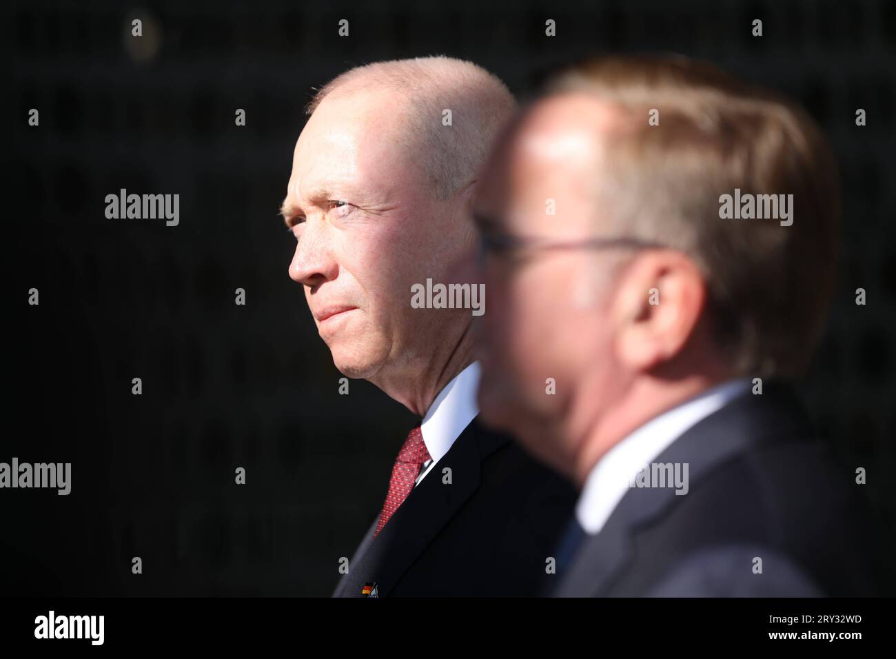 Berlin, Deutschland, 28.09.2023 : Empfang des israelischen Verteidigungsminisers, S.E. Yoav Gallant links durch den deutschen Verteidigungsminister Boris Pistorius rechts zur Zeichnung des joint DECLARATION of Intent und des Vertrags ARROW *** Berlin, Allemagne, 28 09 2023 réception du ministre israélien de la Défense, s E Yoav Gallant à gauche par le ministre allemand de la Défense Boris Pistorius à droite pour la signature de la Déclaration d'intention commune et du Traité ARROW. Copyright : xdtsxNachrichtenagenturx dts 23130 Banque D'Images
