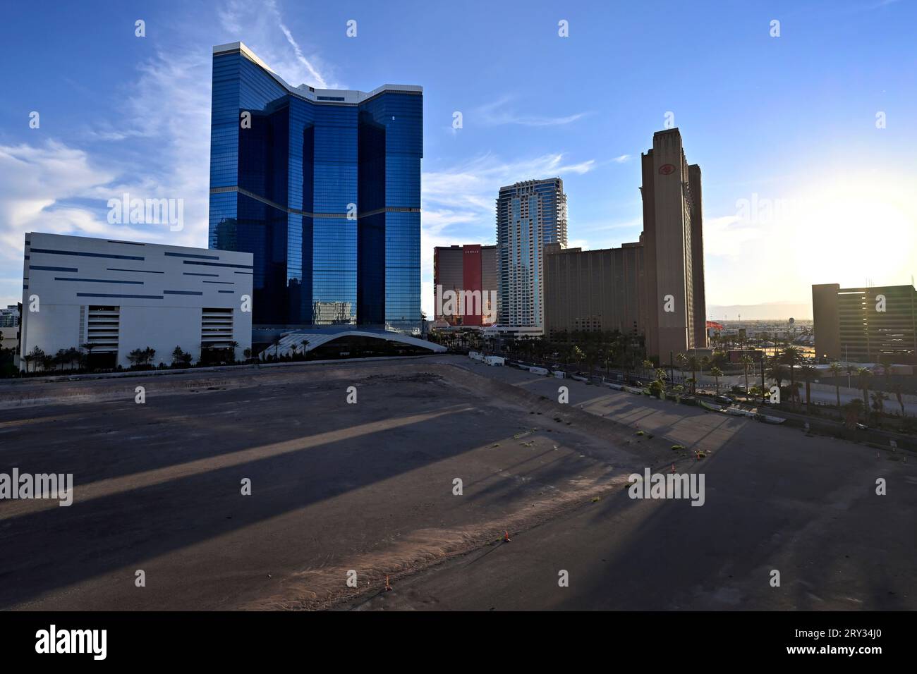 Las Vegas, Nevada, États-Unis. 27 septembre 2023. L'hôtel-casino Fontainebleau Las Vegas est vu le long du Strip de Las Vegas le 27 septembre 2023 à Las Vegas, Nevada. Le complexe de 67 étages - 3,7 milliards de dollars est dans ses dernières étapes de construction selon un communiqué de presse. Dix-huit ans après sa première annonce, l'hôtel de 3 644 chambres a son ouverture prévue pour décembre 13. (Image de crédit : © David Becker/ZUMA Press Wire) USAGE ÉDITORIAL SEULEMENT! Non destiné à UN USAGE commercial ! Banque D'Images