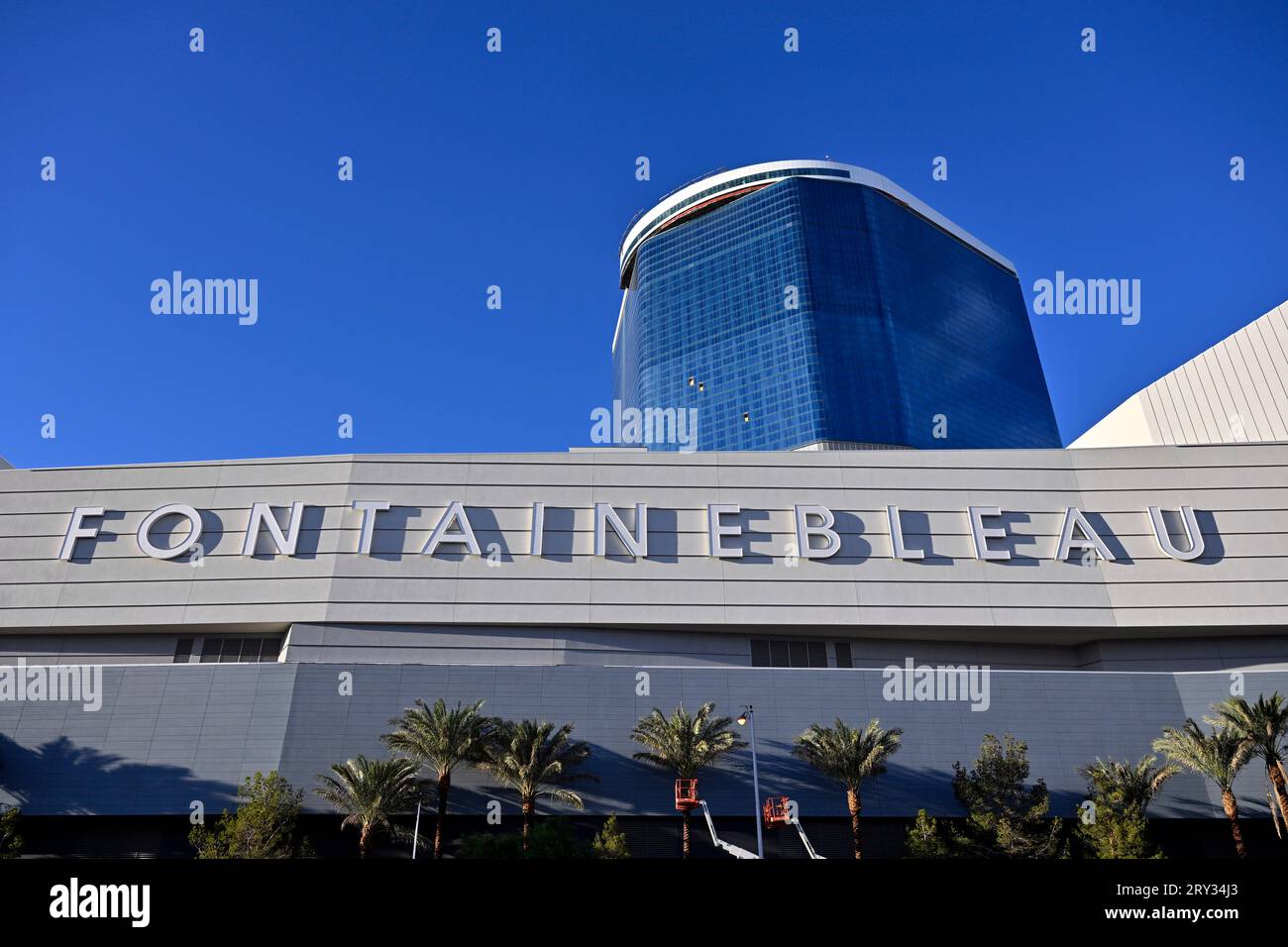 Las Vegas, Nevada, États-Unis. 27 septembre 2023. L'hôtel-casino Fontainebleau Las Vegas est vu le long du Strip de Las Vegas le 27 septembre 2023 à Las Vegas, Nevada. Le complexe de 67 étages - 3,7 milliards de dollars est dans ses dernières étapes de construction selon un communiqué de presse. Dix-huit ans après sa première annonce, l'hôtel de 3 644 chambres a son ouverture prévue pour décembre 13. (Image de crédit : © David Becker/ZUMA Press Wire) USAGE ÉDITORIAL SEULEMENT! Non destiné à UN USAGE commercial ! Banque D'Images