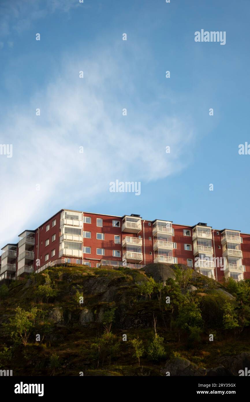 Immeuble résidentiel rouge avec coopératives de logements suédois et unités de location avec locataires à Nacka, Suède pour le concept de l'immobilier commercial Banque D'Images