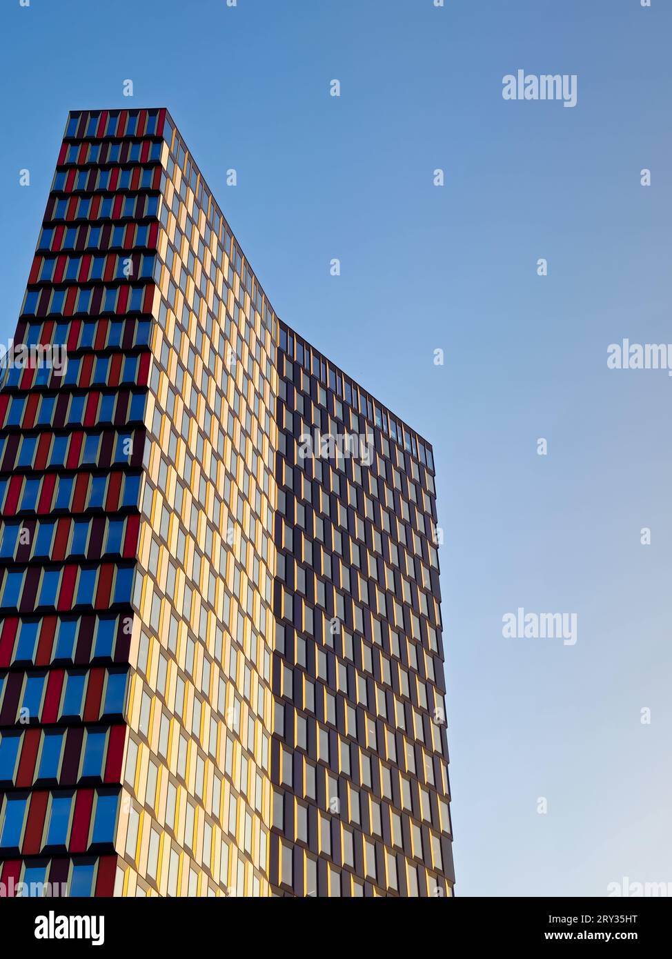 Stockholm, Suède - 19 septembre 2023 : Sthlm 01 immeuble de bureaux moderne par Skanska pour le concept de l'immobilier commercial suédois et nordique Banque D'Images