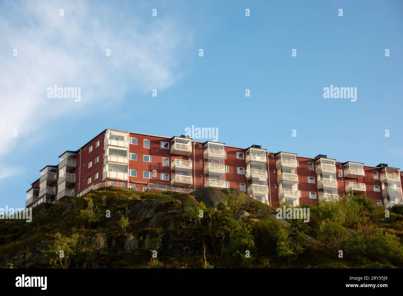 Immeuble résidentiel rouge avec coopératives de logements suédois et unités de location avec locataires à Nacka, Suède pour le concept de l'immobilier commercial Banque D'Images