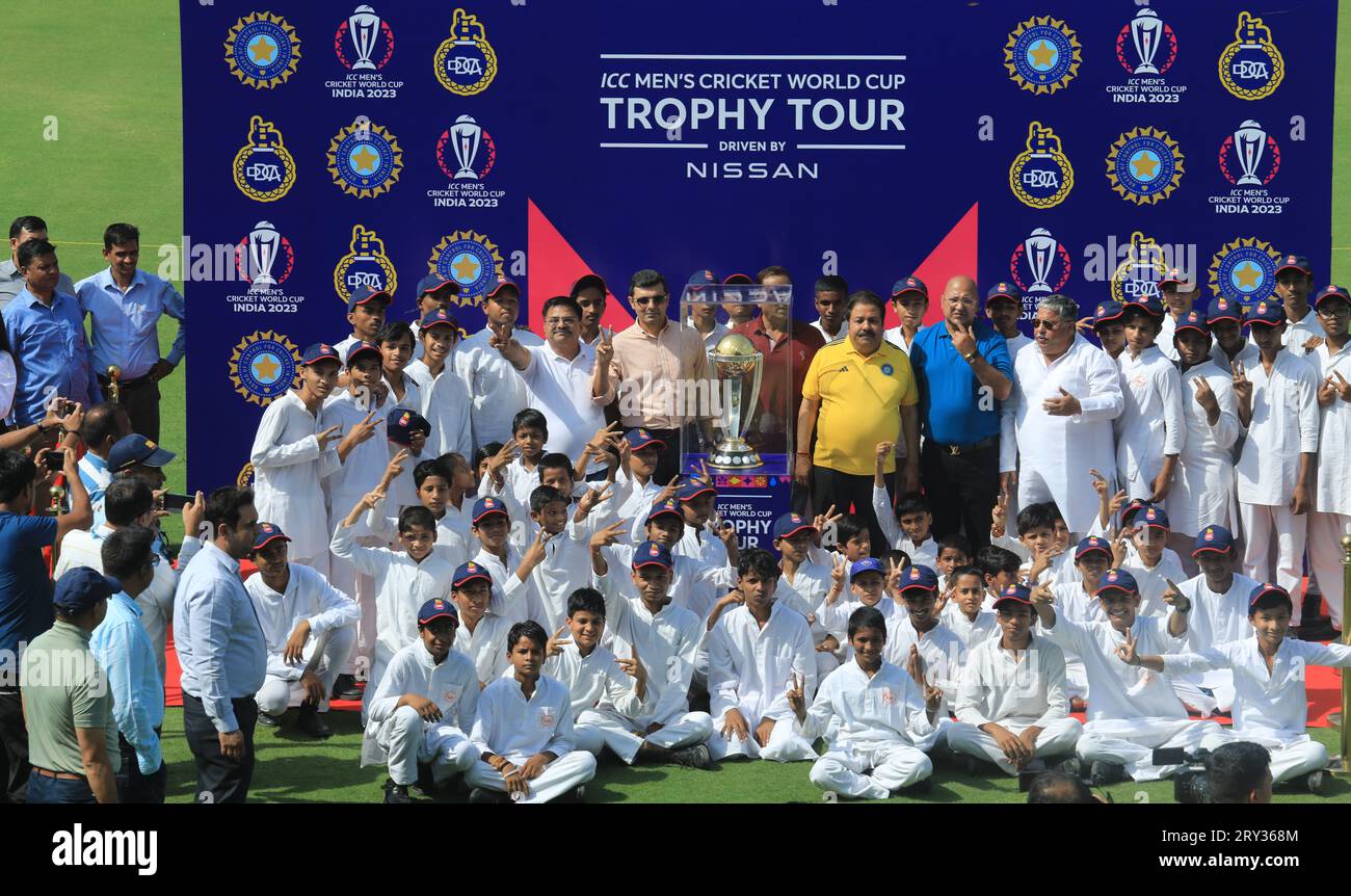 New Delhi, Inde. 28 septembre 2023. Le vice-président de la BCCI, Rajeev Shukla (en t-shirt jaune) avec d’autres officiels et des écoliers posent avec le trophée de la coupe du monde ICC 2023 lors de sa tournée, au stade Arun Jaitley. La coupe du monde de cricket masculin ICC 2023 débutera du 5 octobre au 19 novembre-2023. Dix équipes nationales de cricket participeront et le tournoi aura lieu dans dix stades différents en Inde. (Photo Naveen Sharma/SOPA Images/Sipa USA) crédit : SIPA USA/Alamy Live News Banque D'Images