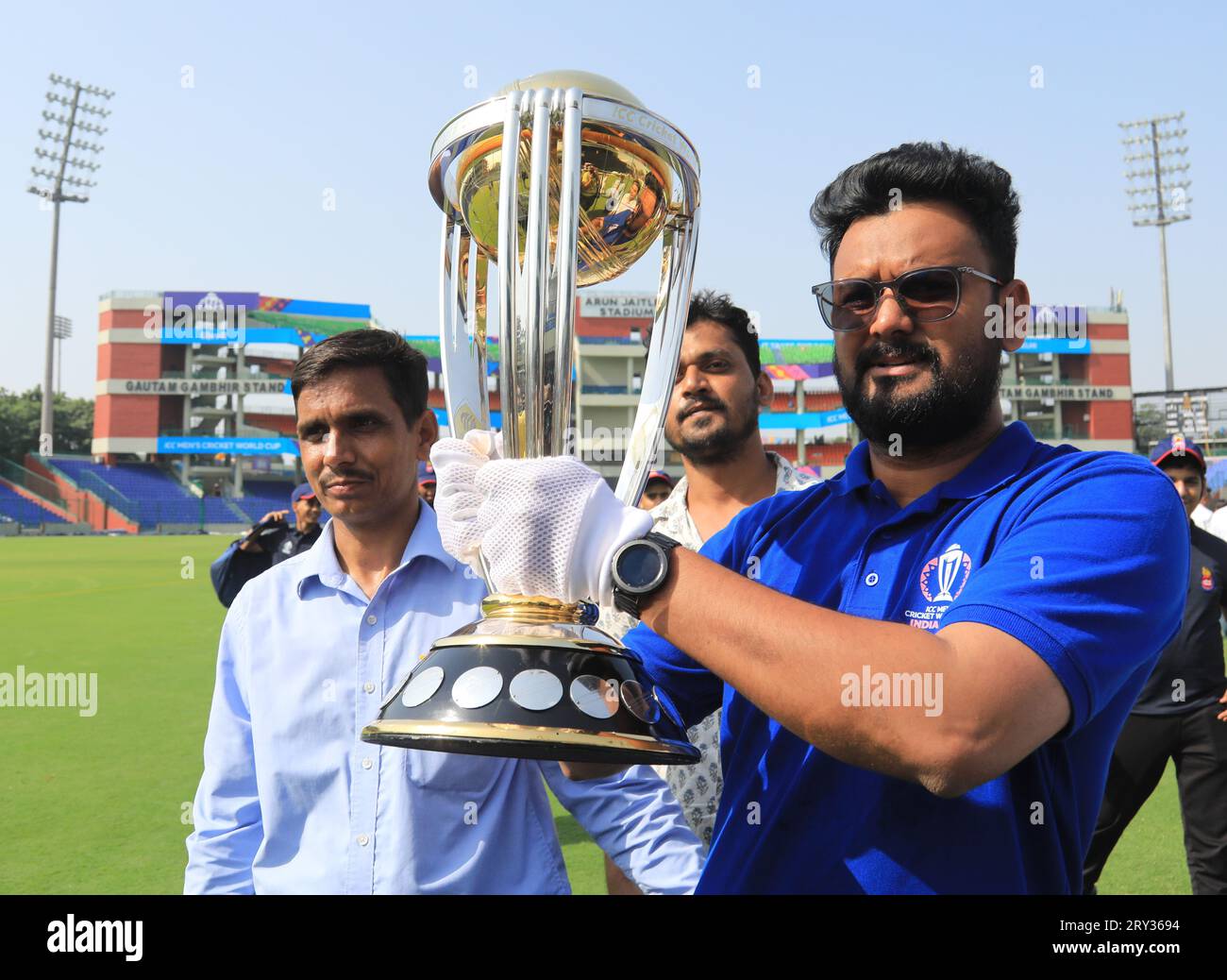 New Delhi, Inde. 28 septembre 2023. Un officiel vu tenant le trophée de la coupe du monde ICC 2023, lors de sa tournée, au stade Arun Jaitley. La coupe du monde de cricket masculin ICC 2023 débutera du 5 octobre au 19 novembre-2023. Dix équipes nationales de cricket participeront et le tournoi aura lieu dans dix stades différents en Inde. (Photo Naveen Sharma/SOPA Images/Sipa USA) crédit : SIPA USA/Alamy Live News Banque D'Images