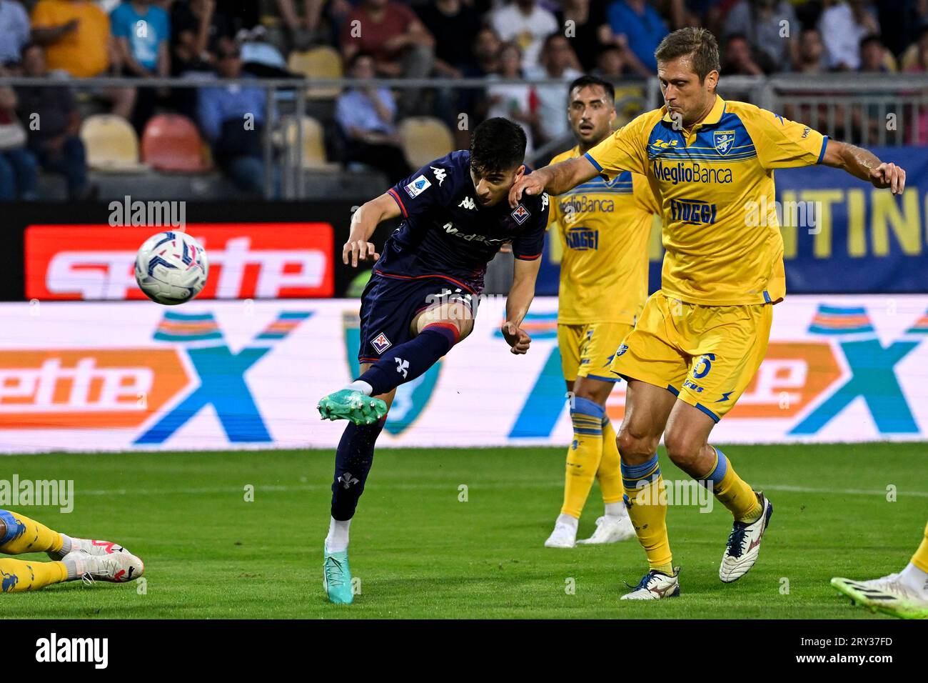 Frosinone, Italie. 28 septembre 2023. Fabiano Parisi d'ACF Fiorentina et Simone Romagnoli de Frosinone lors du match de football Serie A entre Frosinone Calcio et ACF Fiorentina au stade Benito Stirpe de Frosinone (Italie), le 28 septembre 2023. Crédit : Insidefoto di andrea staccioli/Alamy Live News Banque D'Images